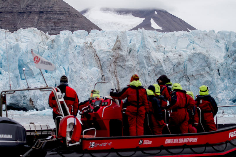 Boot mit Personen vor einem Gletscher