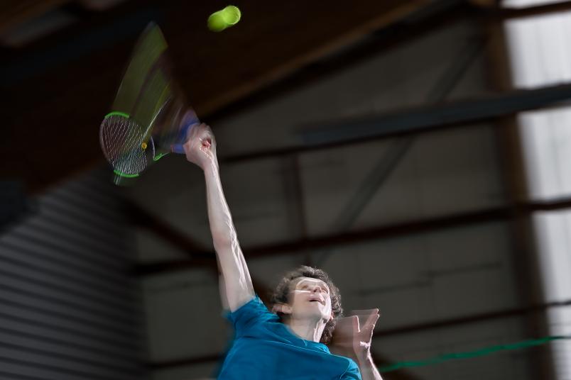 Ein Tennisspieler beim Aufschlag