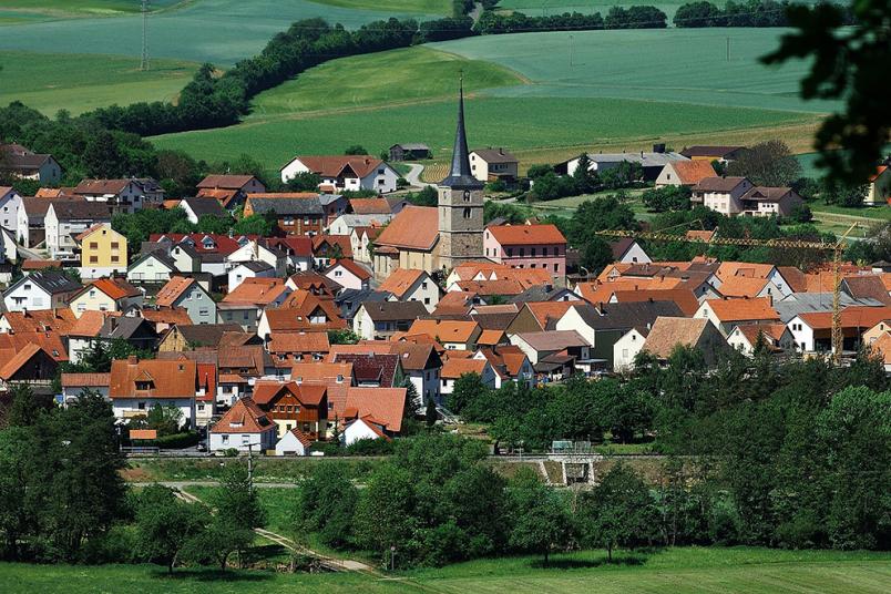 Blick auf eine kleine Stadt