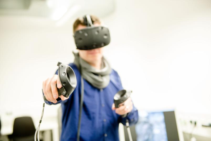 Junger Mann mit VR-Brille.