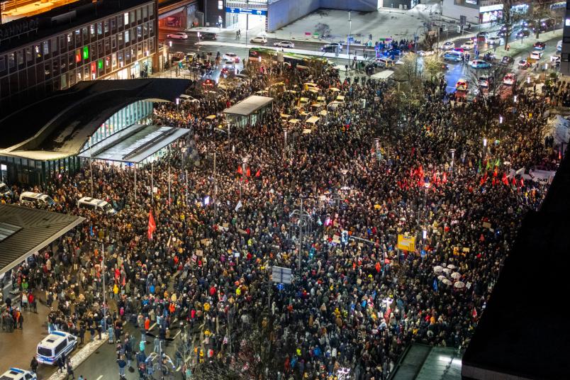  Demonstration gegen rechts vor dem Bochumer Hauptbahnhof