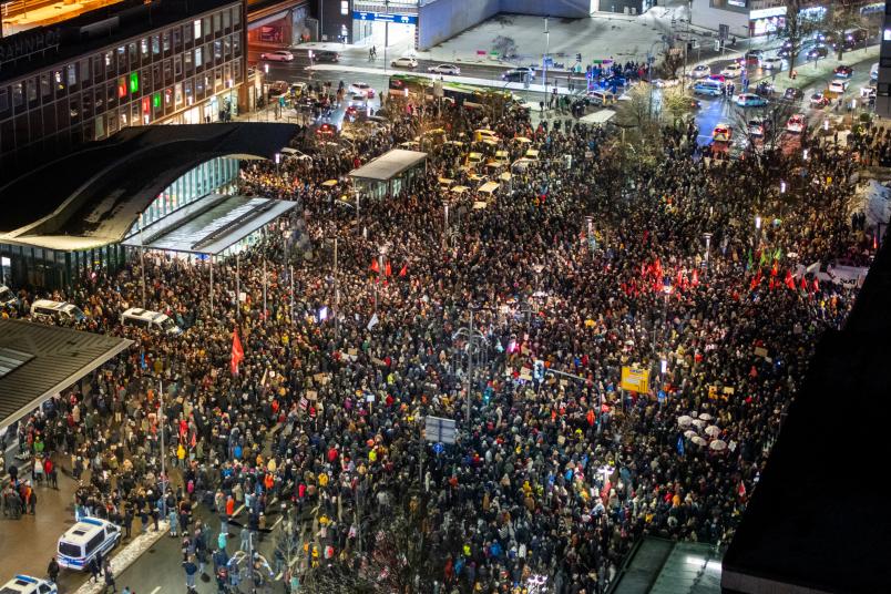  Demonstration gegen rechts vor dem Bochumer Hauptbahnhof