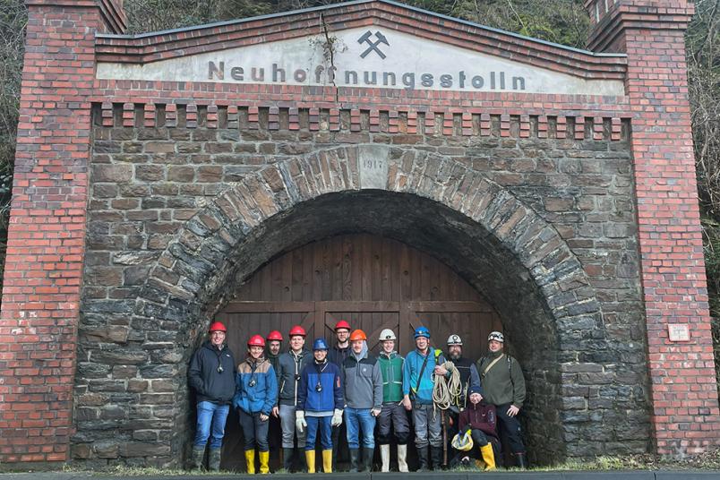 Projektteam vor dem Eingang eines alten Stollens