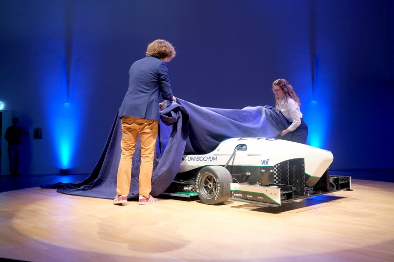 Die beiden Teamleiter Niklas Würtz und Juana Boventer bei der Präsentation des neuen Rennwagens. 