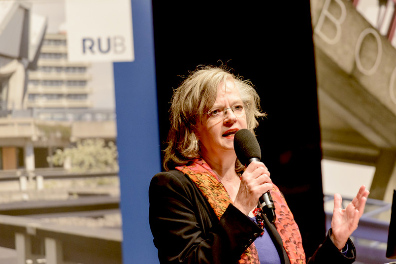 Ottilie Scholz begrüßte als Oberbürgermeisterin der Stadt Bochum traditionell die „Erstis“ im Audimax der Ruhr-Universität – hier im Jahr 2014.