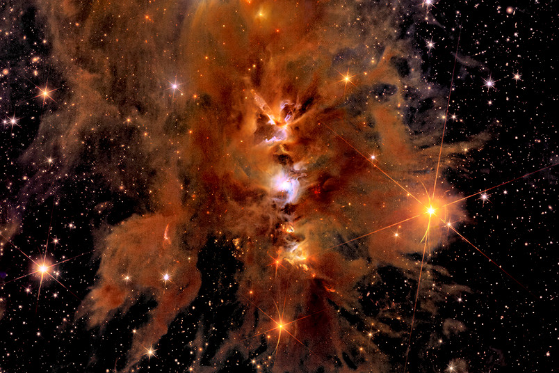 Orangene Gas- und Staubwolken vor einem Sternenhimmel