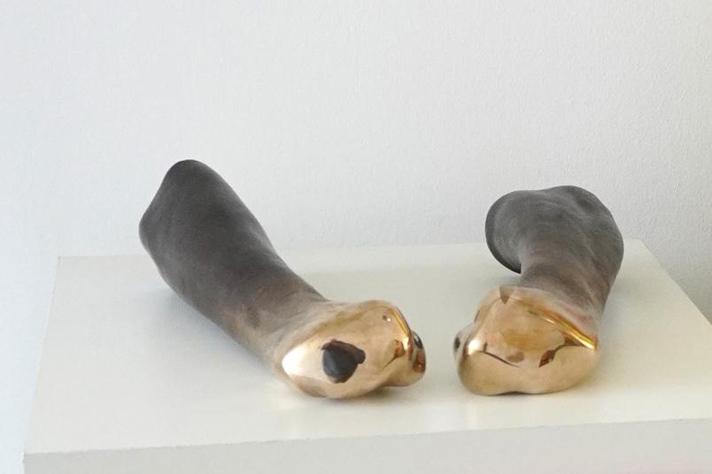 Skulptur von Armen mit geballten Fäusten
