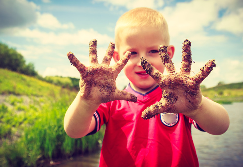 Kind mit schmutzigen Händen