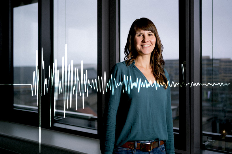 Porträt von Rebecca Harrington und Kurve seismischer Aktivität