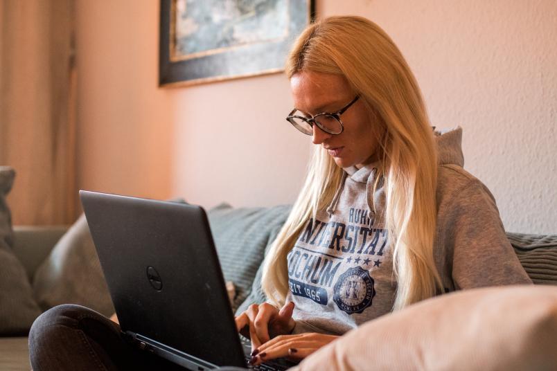Studentin lernt am Laptop.