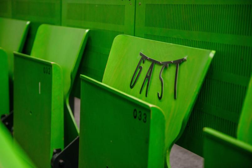 Hösrsaal mit Schriftzug Gast auf einem Stuhl