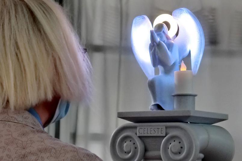 Gebetsroboter CelesTE mit betendem Mensch davor