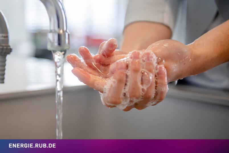 Energie: Nachdem die Hände gründlich eingeseift wurden, kann das Wasser natürlich wieder fließen.