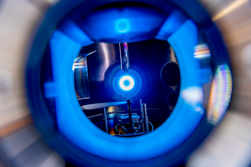 Blau leuchtendes Plasma in einer Metallkammer