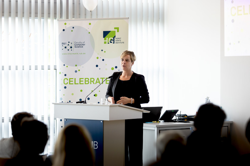 Ehrengast beim Festakt an der Ruhr-Universität Bochum war die stellvertretende Ministerpräsidentin des Landes NRW, Mona Neubaur.