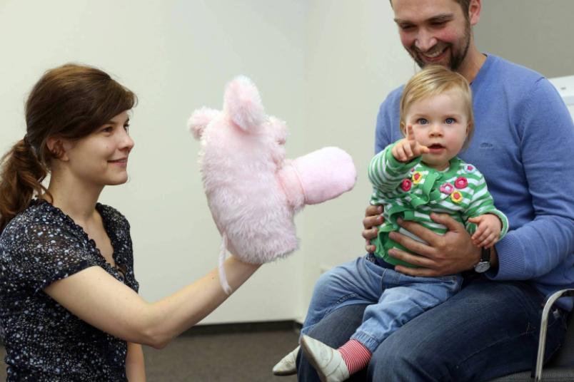 Baby in Lernsituation 
