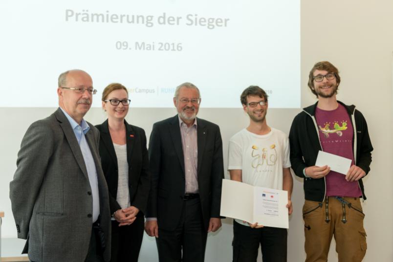 Fünf Menschen stehen vor einer Leinwand.