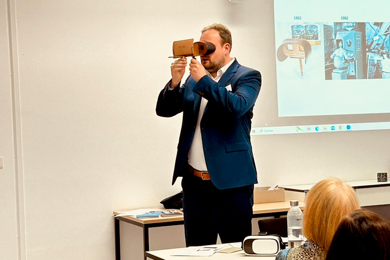 Mann mit Virtuell-Reality-Brille
