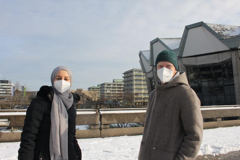 Rabia Demirelli und Robert Queckenberg auf dem Campus der RUB.