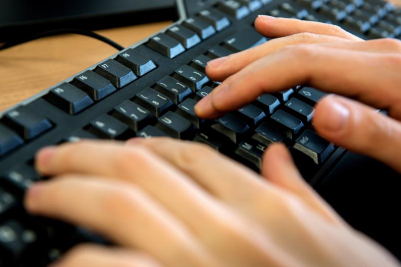 Finger auf einer Tastatur.