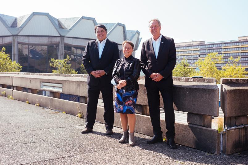 
	Martin Paul und Kanzlerin Christina Reinhardt mit dem ausgeschiedenen Rektor Axel Schölmerich auf dem Campus der RUB
