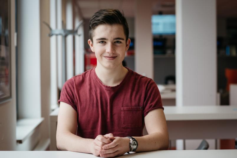 Max Mayer, Preisträger der Dr. Hans-Riegel Fachpreise, sitzt in der Cafete der Ruhr-Universität Bochum.