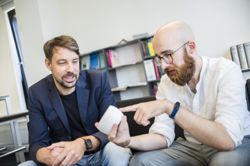 
	Sebastian Merkel mit Marc Margulan (rechts), dem Gründer des Start-ups Dexter Healthcare, das den Smart Speaker entwickelt hat.
