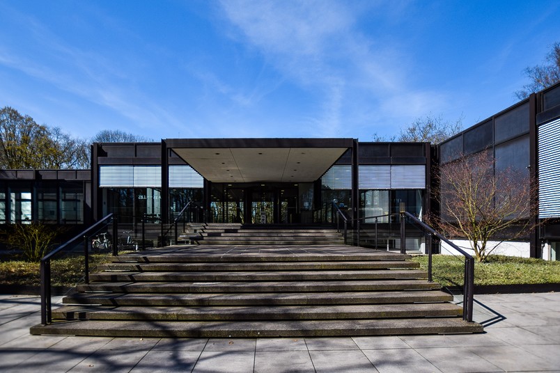 Außenansicht des Museums Quadrat in Bottrop: Eingangsbereich und Treppe