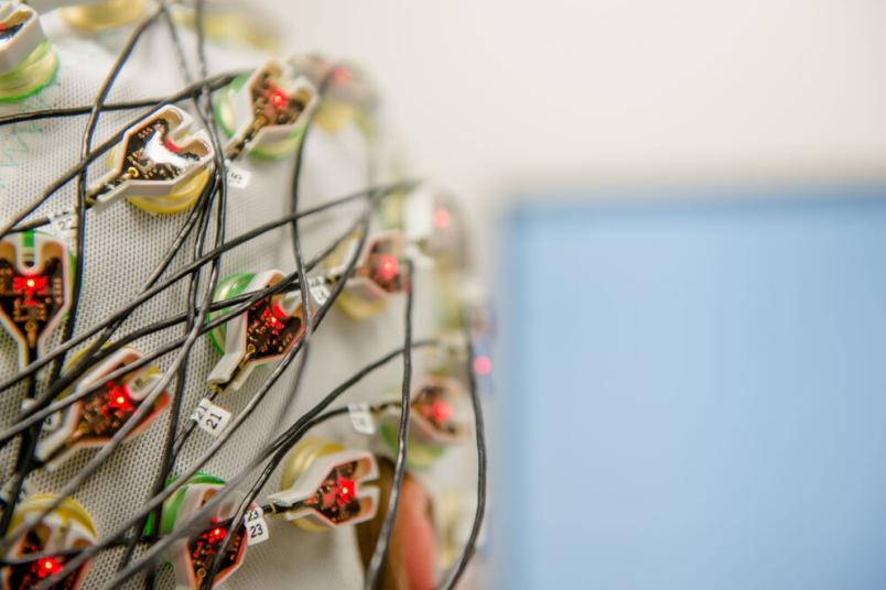 EEG-Kappe mit Elektroden auf einem Kopf