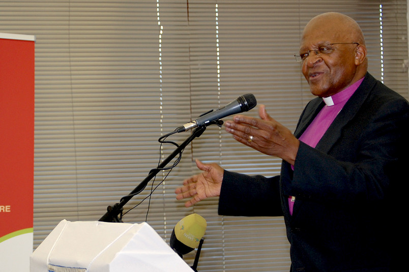 <div>
	Desmond Tutu 2009 bei der Eröffnung des südafrikanisch-deutschen Fachzentrums für Entwicklungsforschung und Strafjustiz in Kapstadt</div>