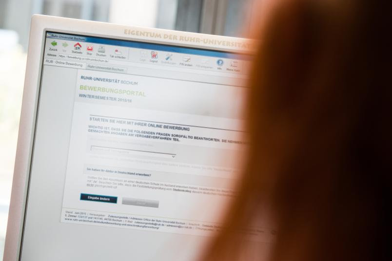 Bildschirm mit dem Online-Portal zur Studienplatzbewerbung an der RUB
