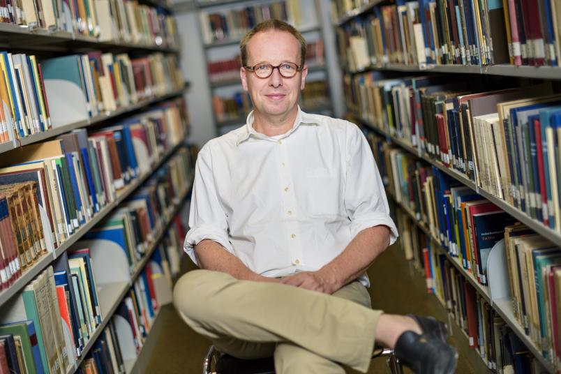Peter Goßens in der Bibliothek