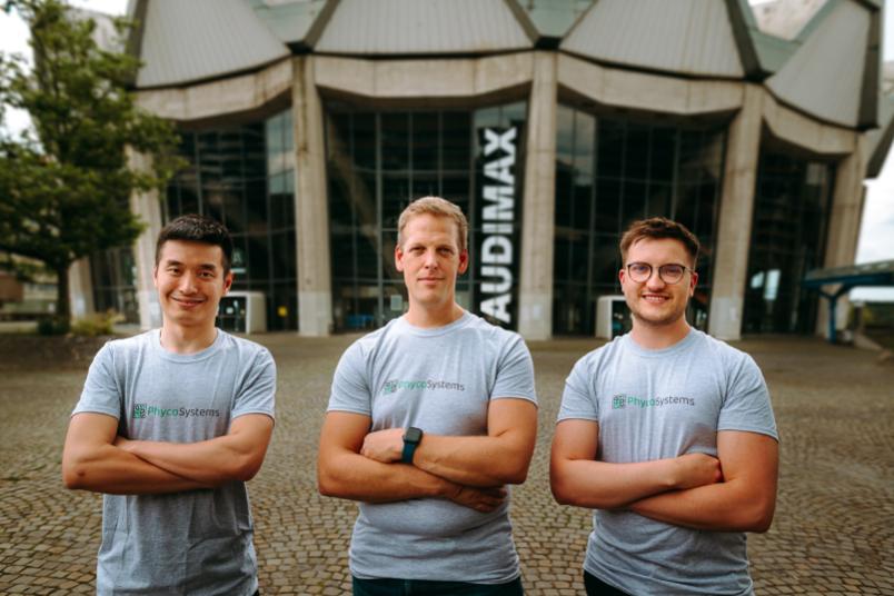 En Ning Saw (von links) Matthias Bartelt und Markus Fidelak vor dem Audimax