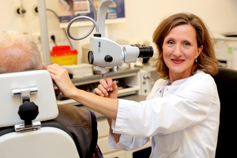 Ohrenärztin untersucht einen Patienten
