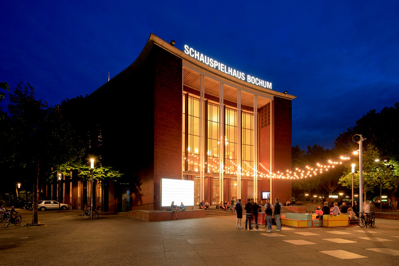 Bochumer Schauspielhaus erleuchtet am Abend