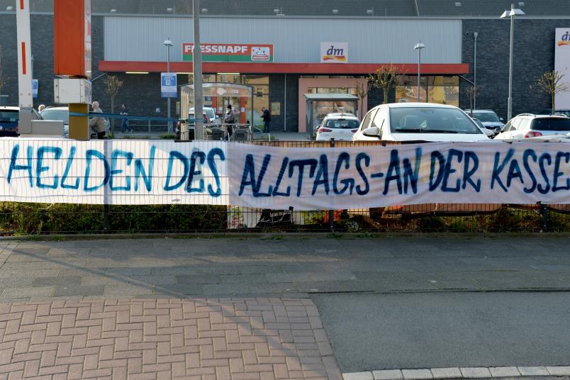 Banner Helden des Alltags an der Kasse