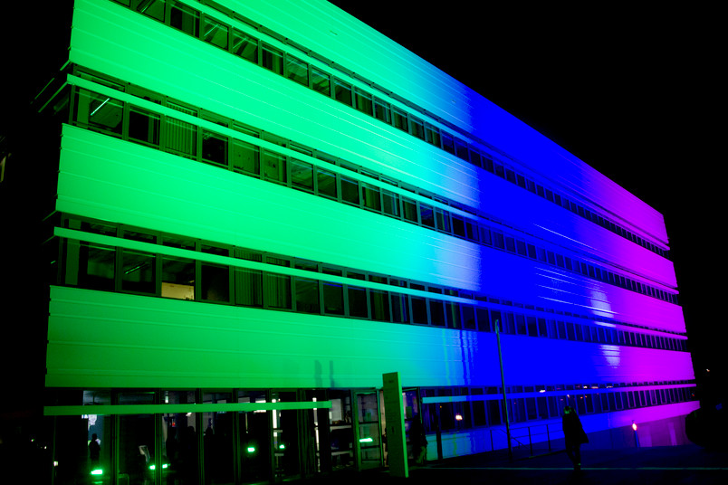 Der Forschungsbau ProDi der Ruhr-Universitt Bochum leuchtet in den Farben des Rare Disease Day.