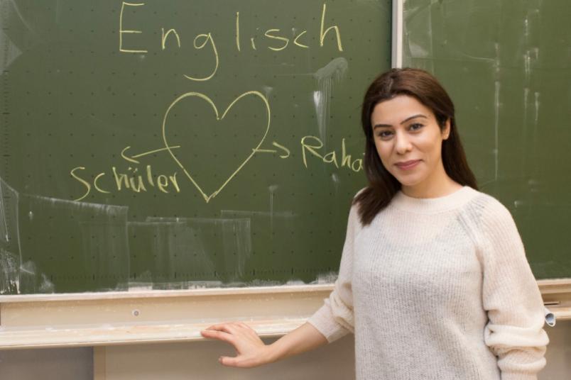 Lehrerin vor einer Tafel