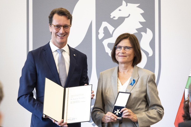 NRW-Ministerpräsident Hendrik Wüst zeichnet Ricarda Brandts aus.