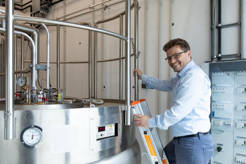 Jens Ränsch auf einer Leiter am Heliumverflüssiger