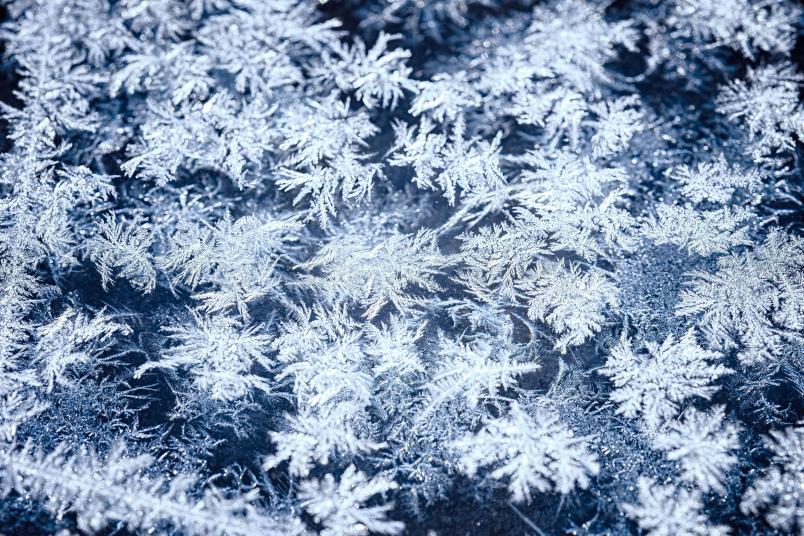 Eiskristalle auf dunklem Hintergrund