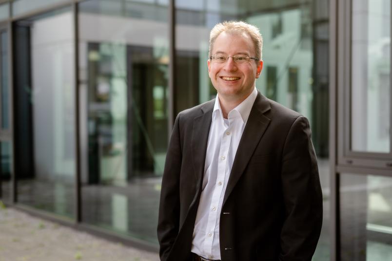 Poträtfoto von Dirk Scheele, Professor an der RUB