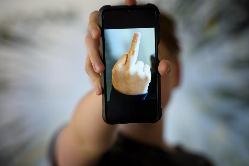 Handydisplay mit Mittelfinger