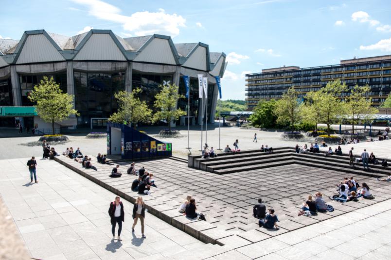 Forum der Ruhr-Universität mit Menschen. 