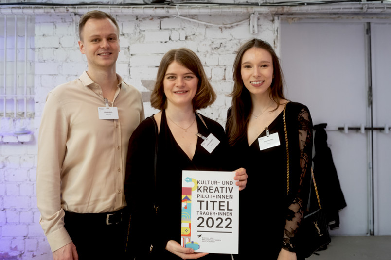 Julius Jacobsohn, Elisabeth Jacobsohn und Kristina Hermann vom Gründungsteam Artventure freuen sich über ihre Auszeichnung. 