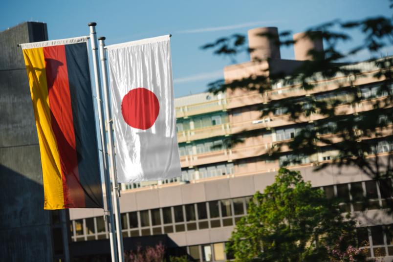 Deutsche und japanische Flagge auf dem Campus der RUB - Fotomontage