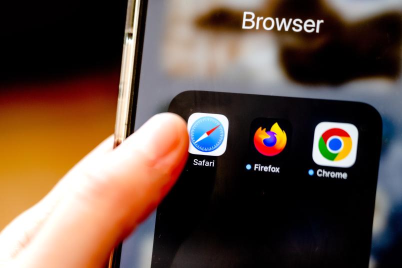 Icon des Safari-Browsers auf einem Handy-Display