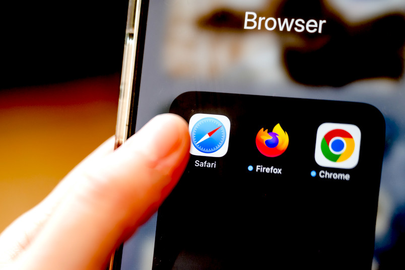 Icon des Safari-Browsers auf einem Handy-Display