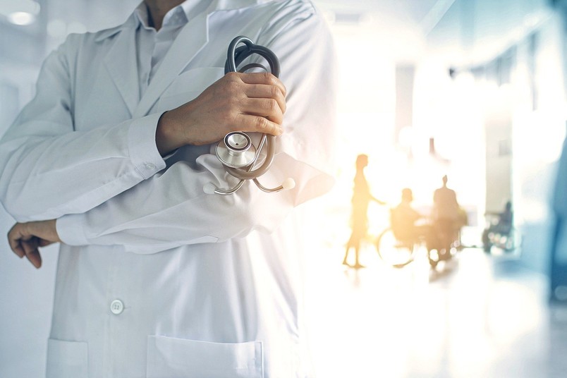 Symbolbild mit einem Arzt auf einer Krankenhausstation