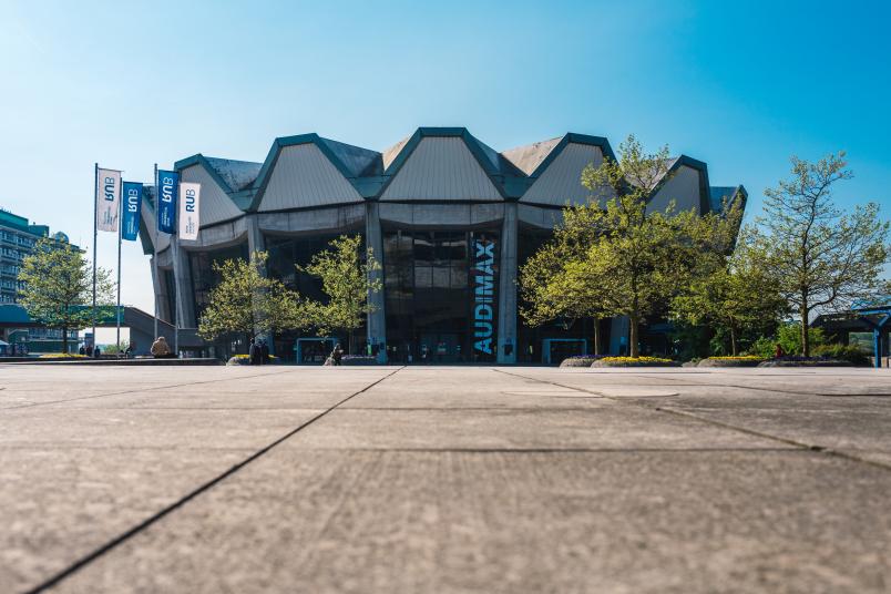 Außenansicht vom Audimax am Forum der Ruhr-Universität Bochum